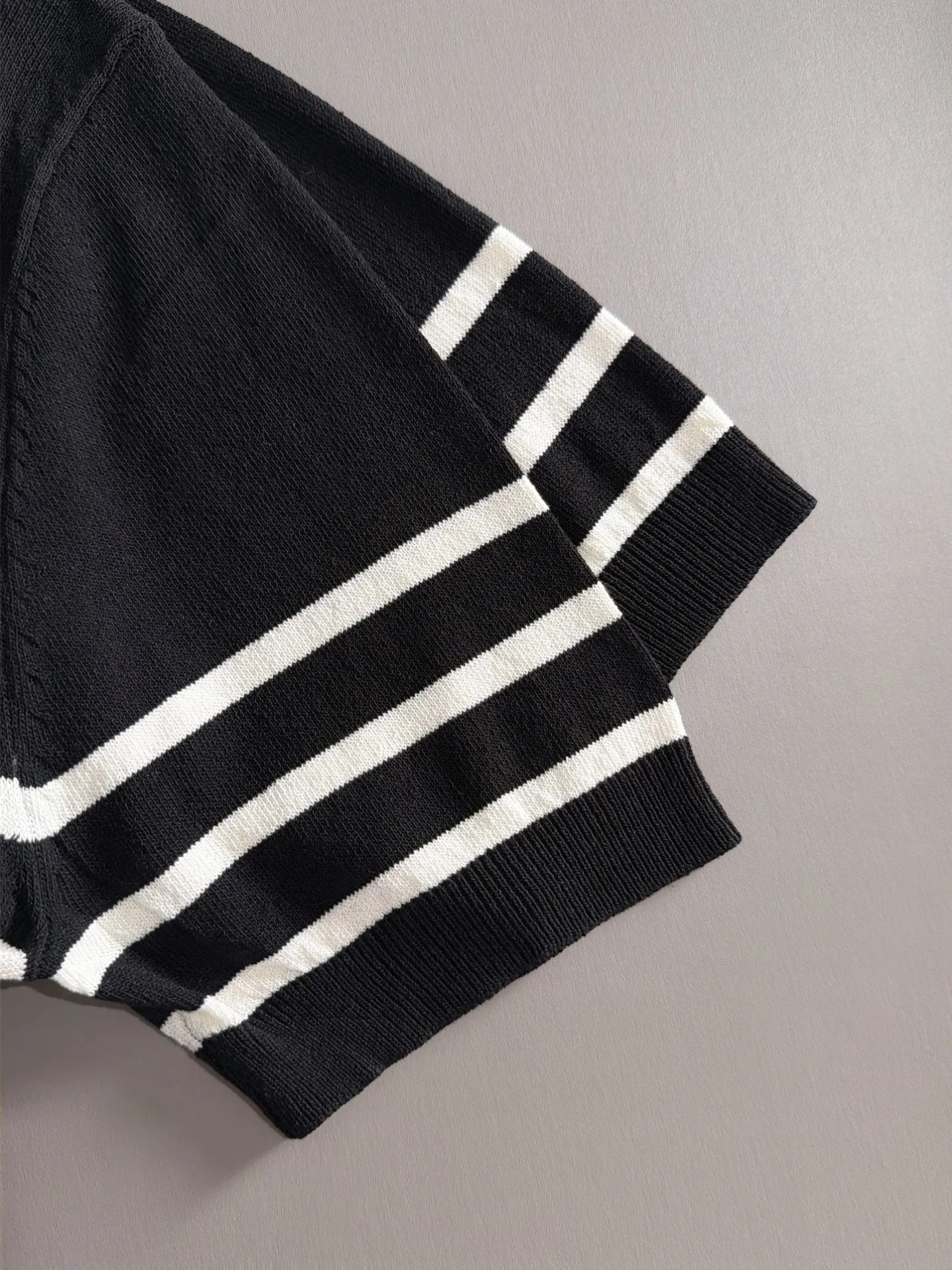 LP high quality Loro Piana 26ss New Arrival men's short-sleeved T-shirt. Made of combed cotton yarn knitted cotton fabric, no pressure when entering and exiting the counter. Exclusive control of raw materials. It feels substantial when weighed, and the upper body is more textured than ordinary T-shirts. This texture can handle the weather easily and is suitable for both hot and cold! Loose fit design, looks noble. The only correct version is available Size: M to 3XL